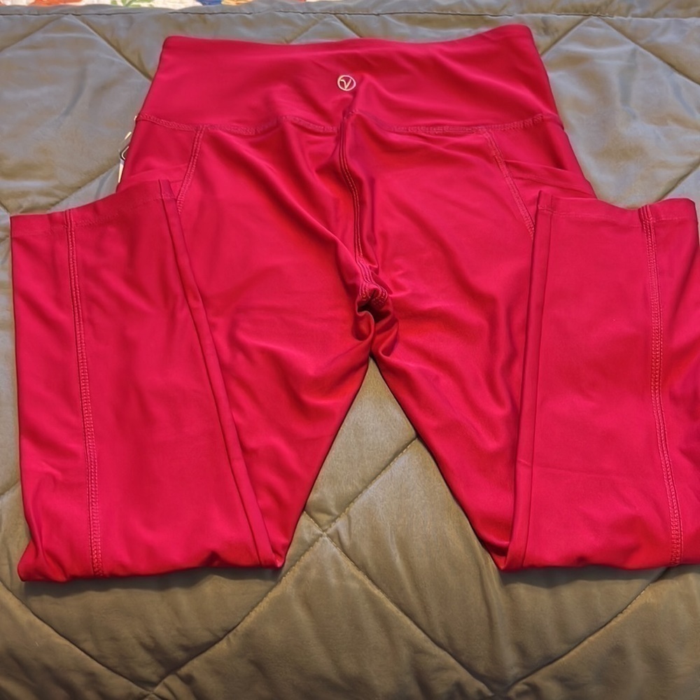 Vogo Ruby colored leggings, 2 side pockets, moisture wicking, Size S, NWT - Picture 4 of 7